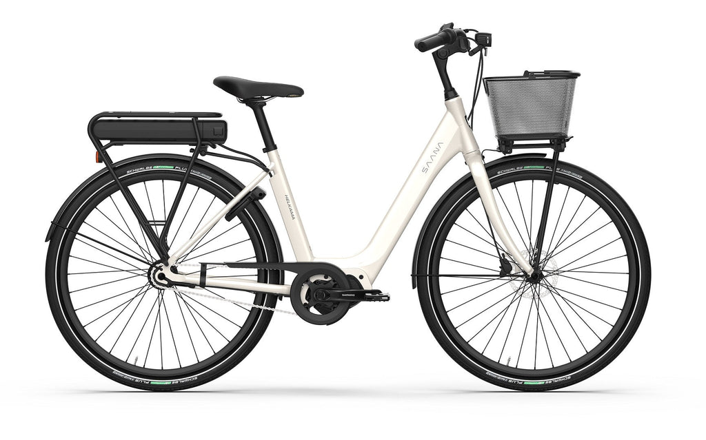 Helkama e-Saana 7v 28″ sähköpyörä on valkoinen step-through-kaupunkipyörä, jossa on etukori, taka-akku, musta satula ja suojalevyt - kuvassa sivukuva valkoisella pohjalla. Sopii täydellisesti tyylikkääksi kaupunkipyöräksi.