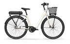 Helkama e-Saana 7v 28″ sähköpyörä on valkoinen step-through-kaupunkipyörä, jossa on etukori, taka-akku, musta satula ja suojalevyt - kuvassa sivukuva valkoisella pohjalla. Sopii täydellisesti tyylikkääksi kaupunkipyöräksi.