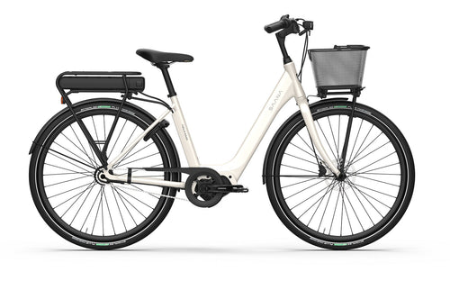 Helkama e-Saana 7v 28″ sähköpyörä on valkoinen step-through-kaupunkipyörä, jossa on etukori, taka-akku, musta satula ja suojalevyt - kuvassa sivukuva valkoisella pohjalla. Sopii täydellisesti tyylikkääksi kaupunkipyöräksi.