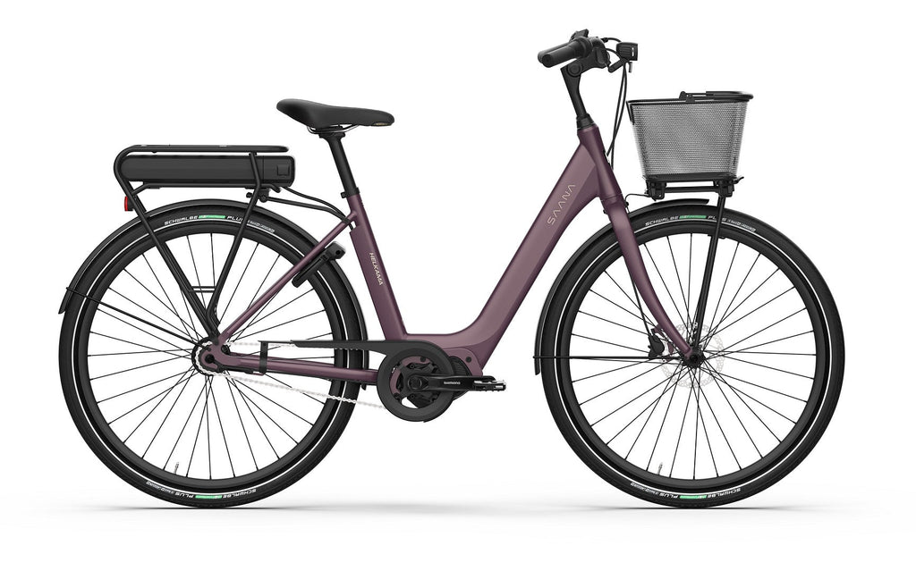 Helkama e-Saana 7v 28″ sähköpyörä näkyy sivuprofiilissa valkoisella pohjalla. Violetissa kaupunki-e-pyörässä on step-through-runko, taka-akku, etukori, musta satula ja ohuet renkaat.
