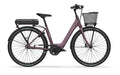 Helkama e-Saana 7v 28″ sähköpyörä näkyy sivuprofiilissa valkoisella pohjalla. Violetissa kaupunki-e-pyörässä on step-through-runko, taka-akku, etukori, musta satula ja ohuet renkaat.