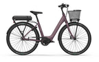 Helkama e-Saana 7v 28″ sähköpyörä näkyy sivuprofiilissa valkoisella pohjalla. Violetissa kaupunki-e-pyörässä on step-through-runko, taka-akku, etukori, musta satula ja ohuet renkaat.