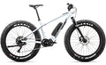 SÄHKÖPYÖRÄT.NETin Rock Machine Pyry E50R on valkoinen sähköpyörä, jossa on Maxxis-renkaat, Shimano EP6 -moottori, runkoon asennettu akku ja etujousitushaarukka, joka näkyy sivulta valkoisella taustalla.